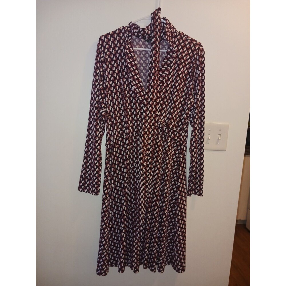 41 Hawthorn Burgindy Geometric Shape Wrap Style Dress
